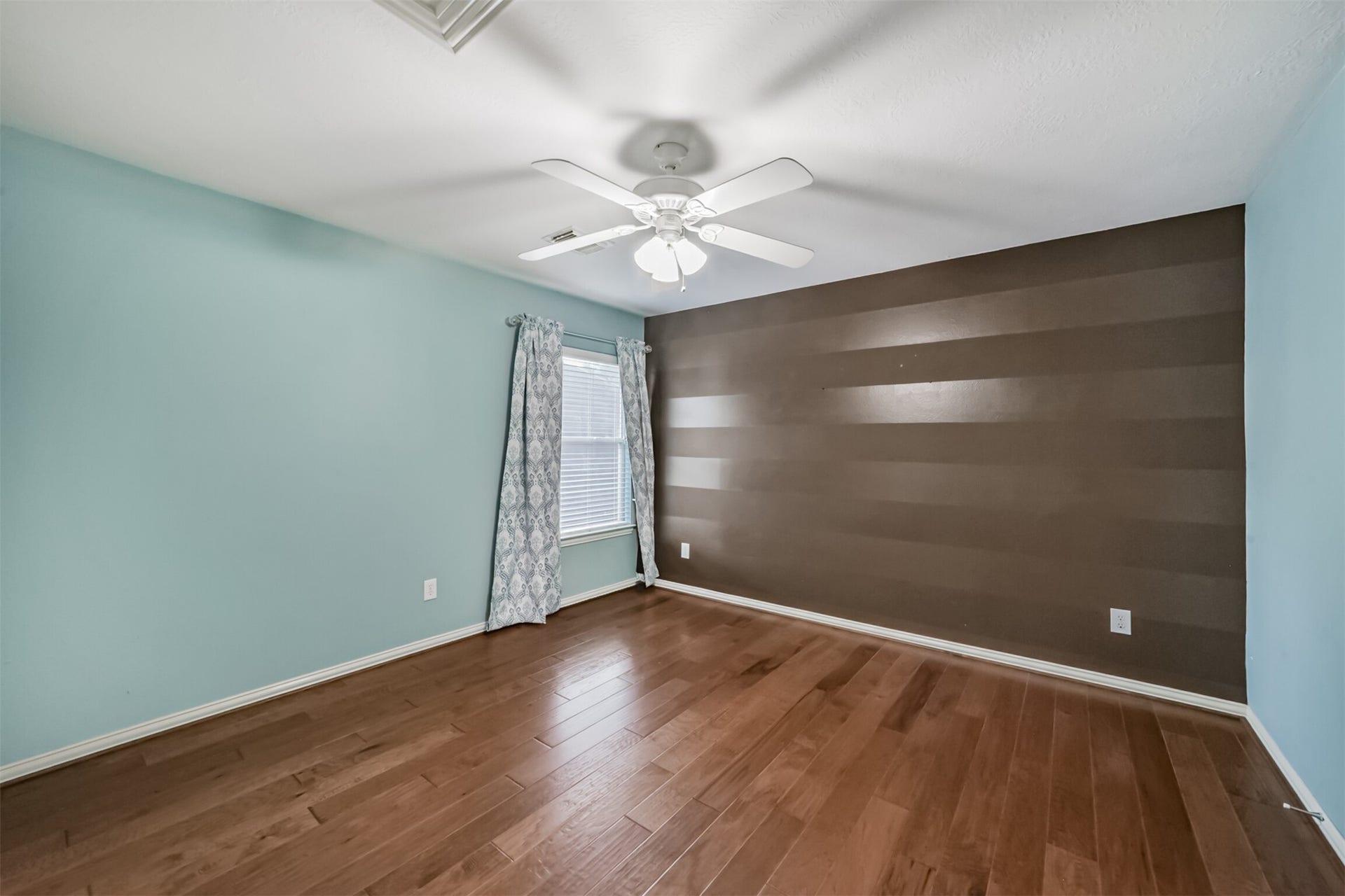 12614 Brazos Bend Trail, Humble, TX 77346 2nd Floor bedroom #3 w/ shared en-suite bath