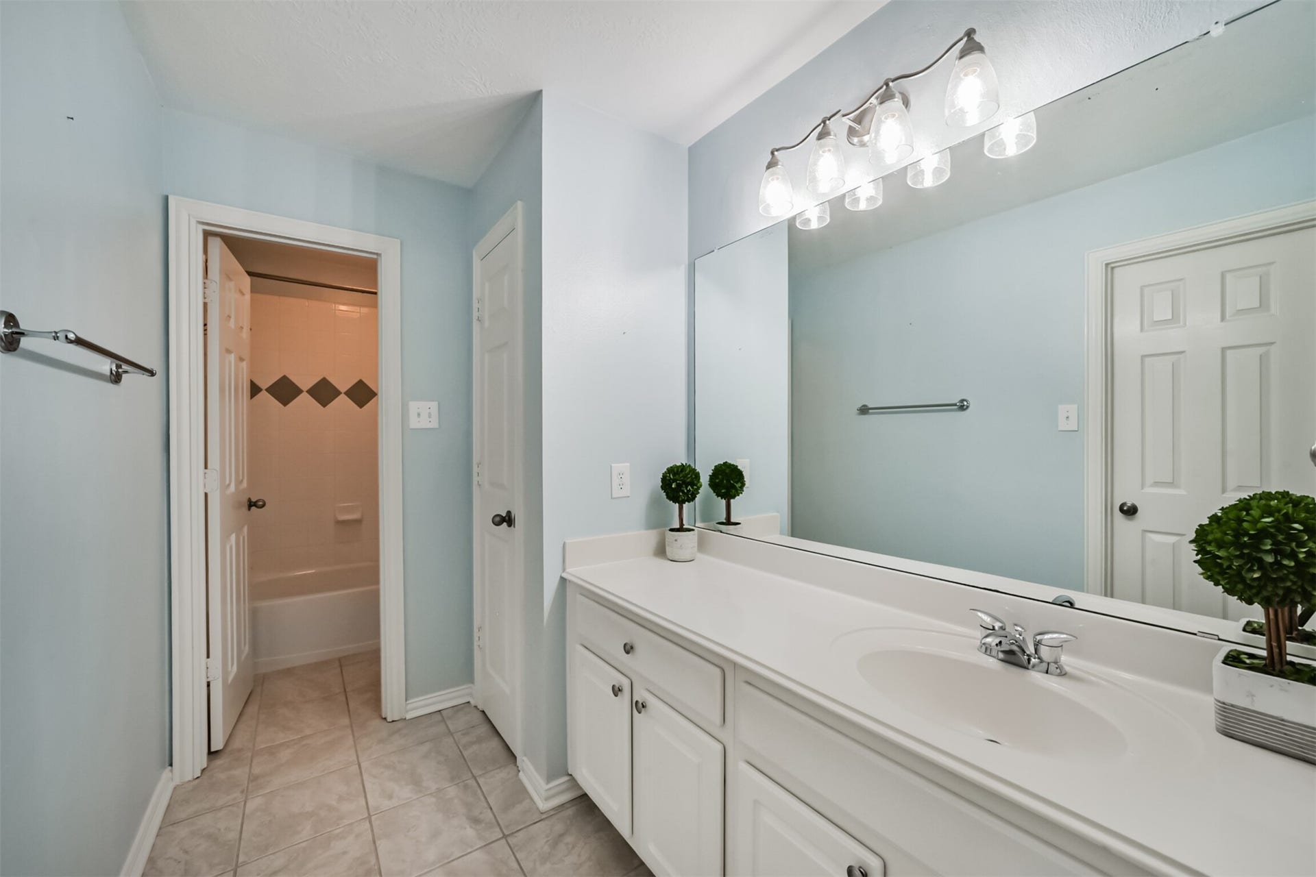 12614 Brazos Bend Trail, Humble, TX 77346 En-Suite Full bath #3 upstairs