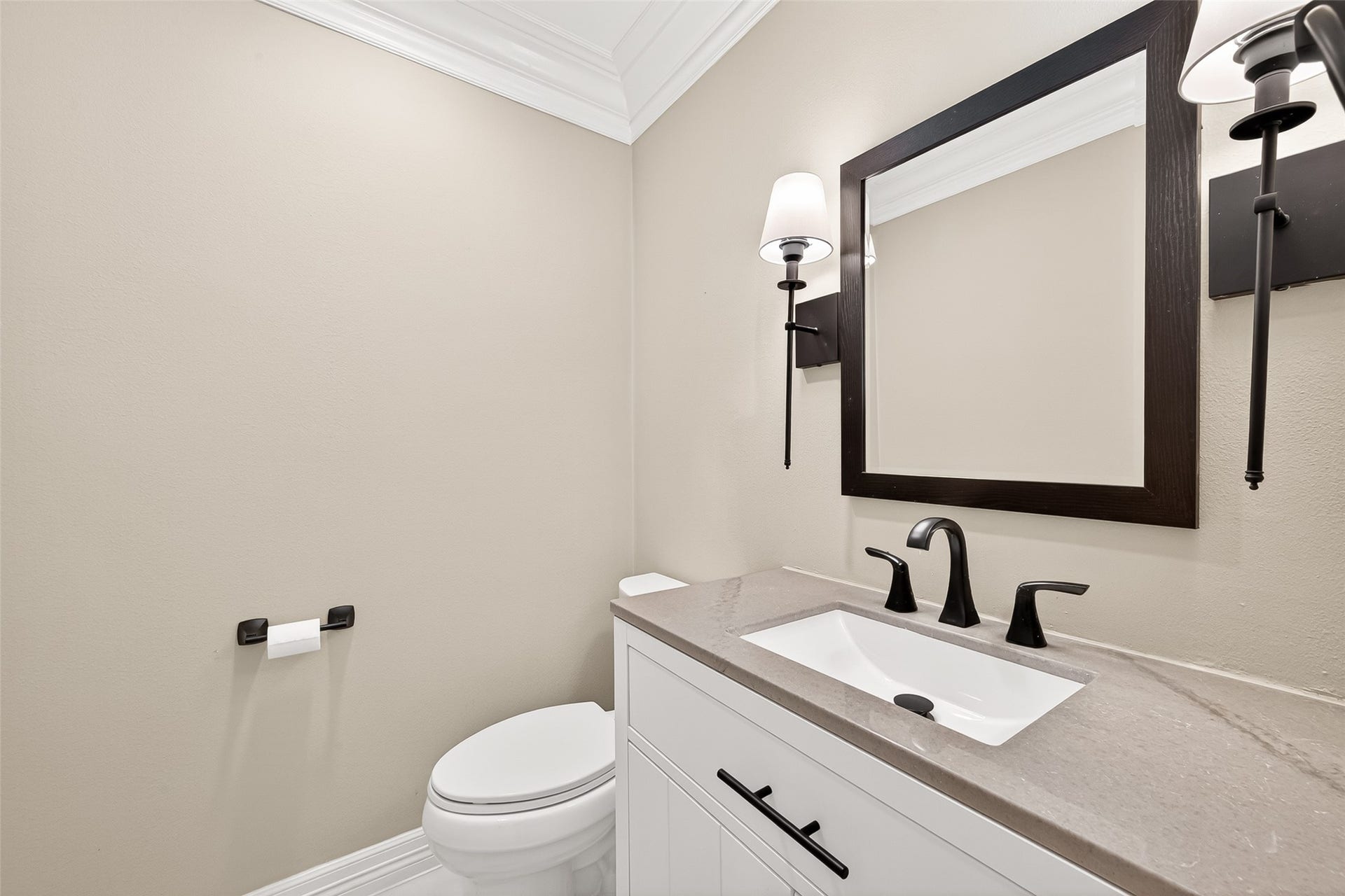 1st floor 1/2 bath