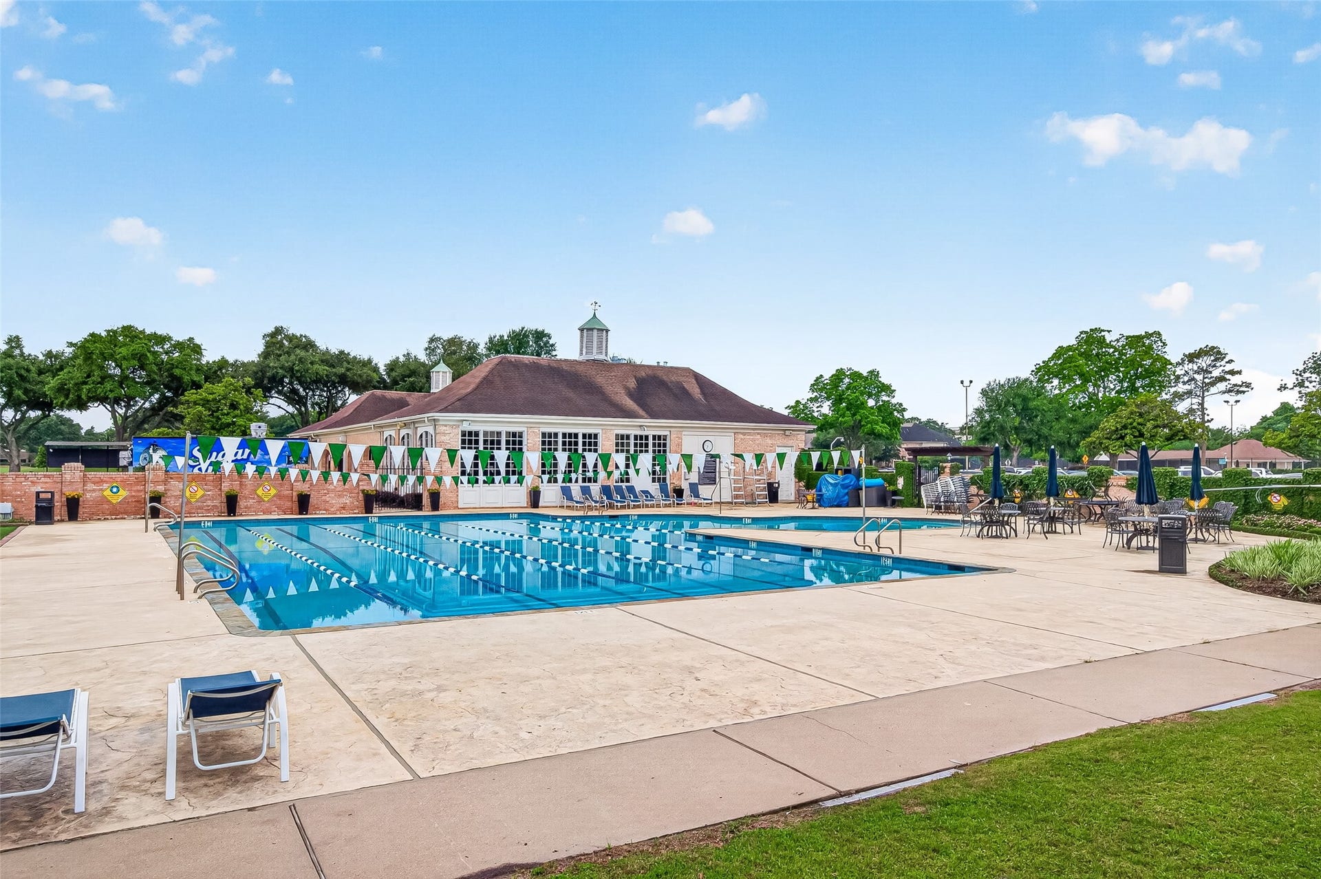 Country Club Pool