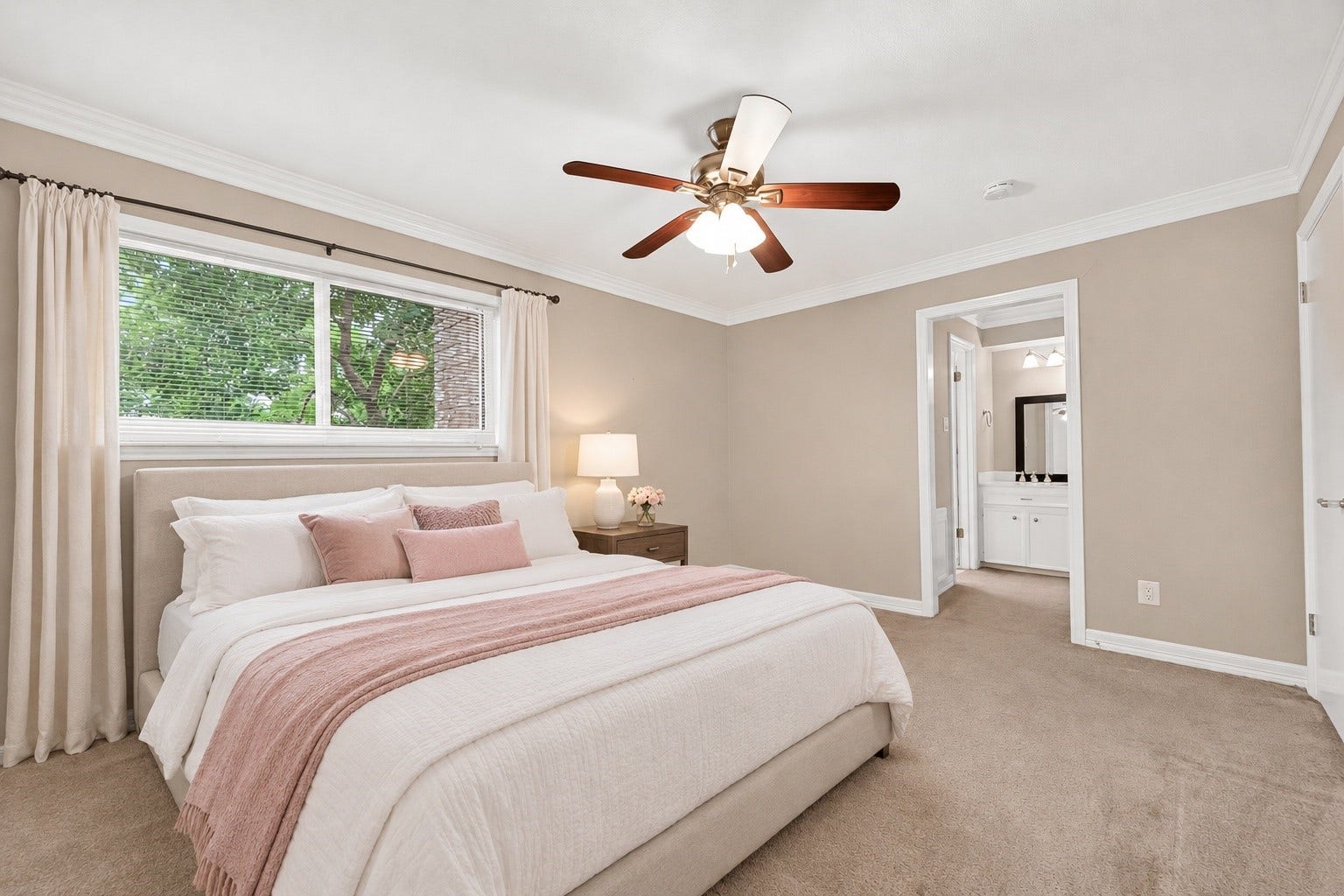 Bedroom 2 with ensuite bathroom (2nd floor)