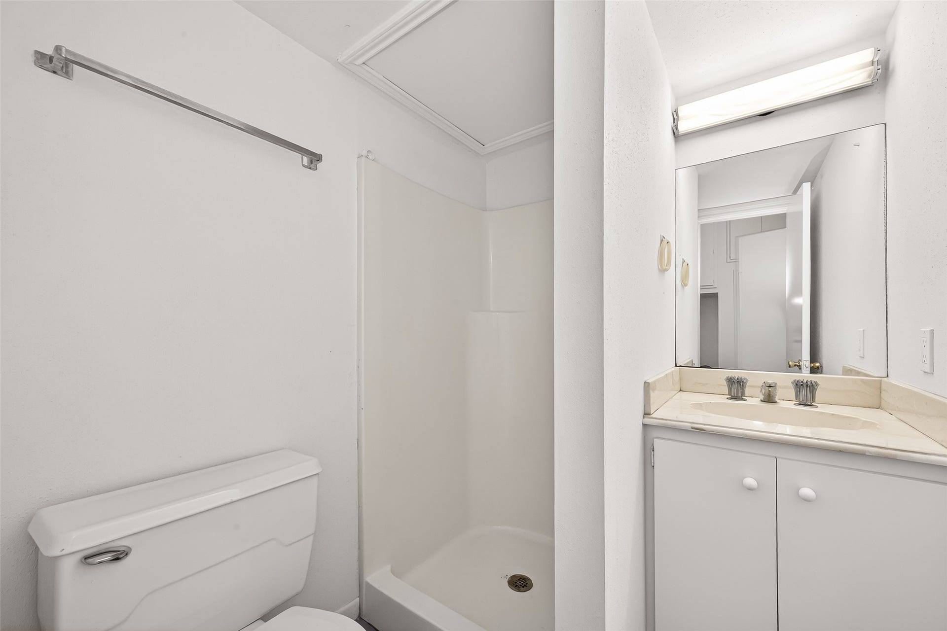 Full bath ensuite in Flex room.
