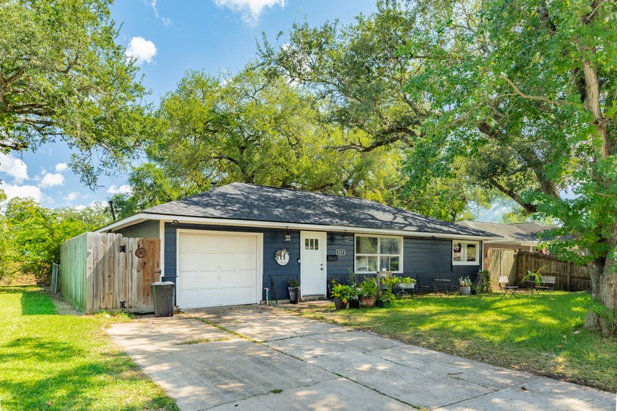 Property photo for 527 Gardenia Street, Lake Jackson, TX