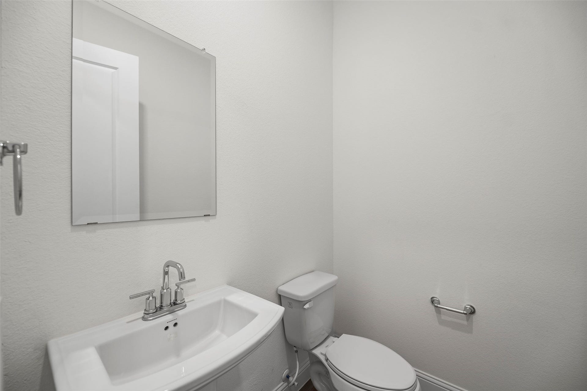 15722 Rosemary Hill Lane, Conroe, TX 77302 The Downstairs half bath