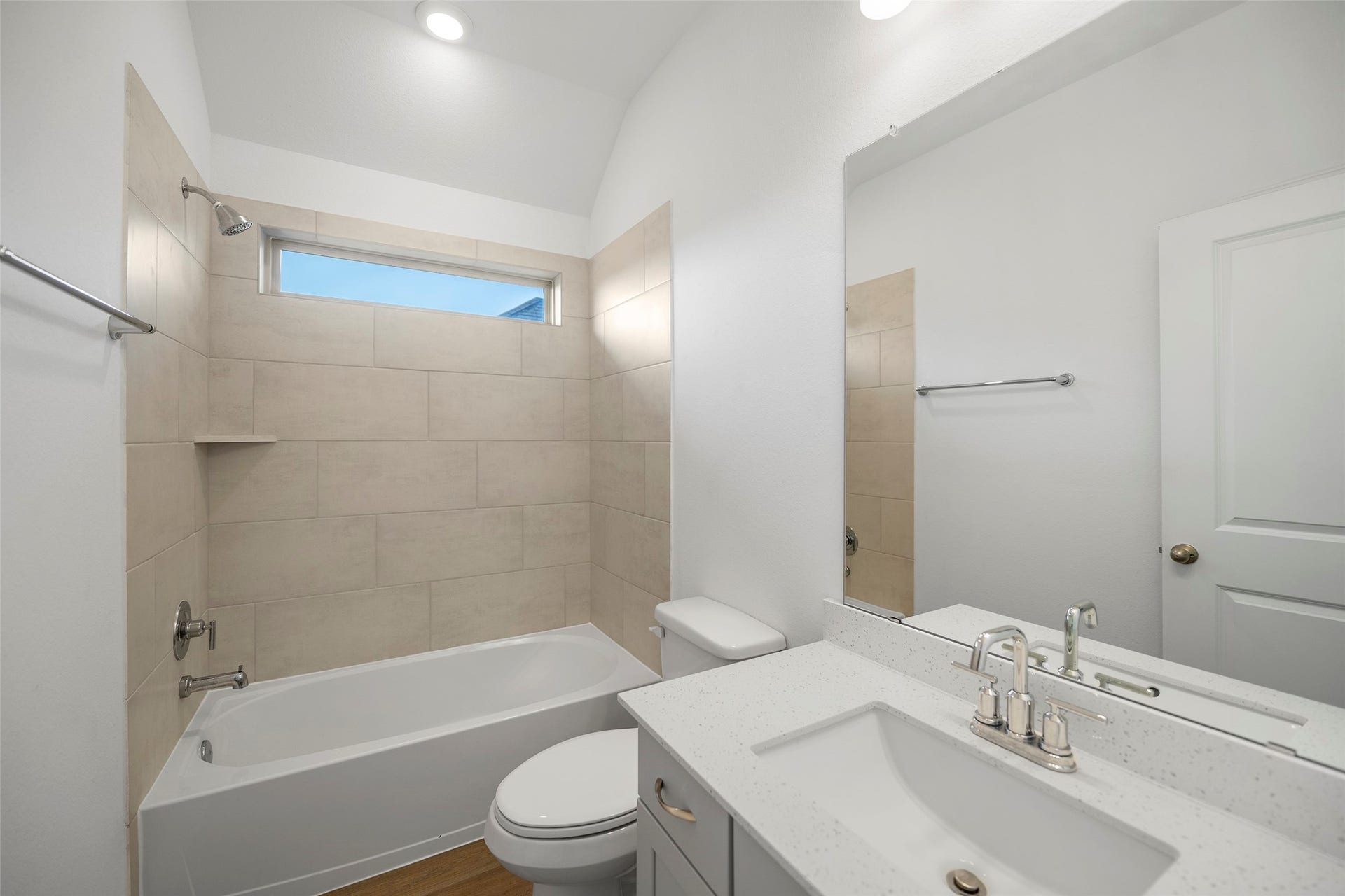 15722 Rosemary Hill Lane, Conroe, TX 77302 Full Bathroom Upstairs