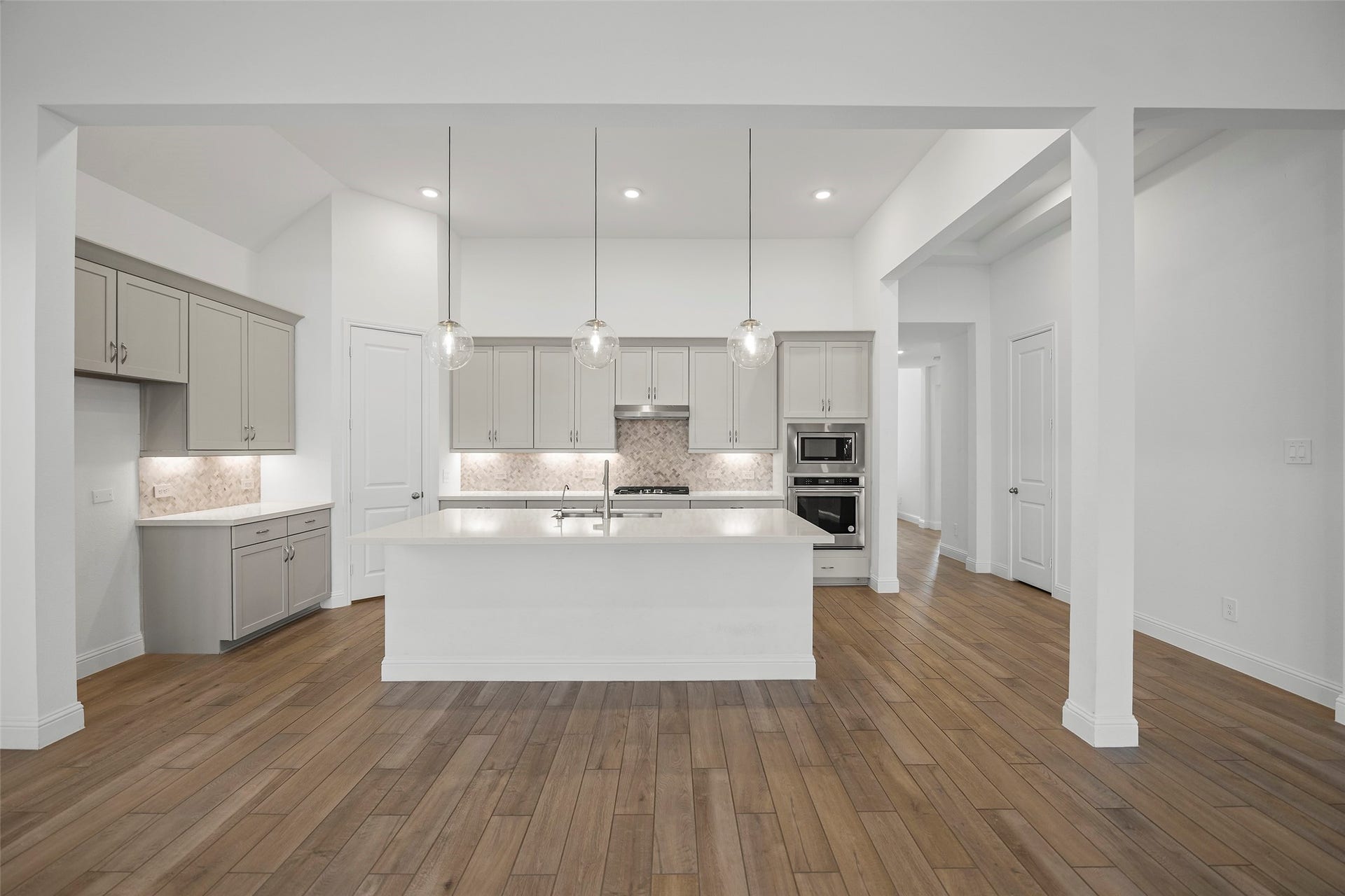 15722 Rosemary Hill Lane, Conroe, TX 77302 The Open Island Kitchen, Dining and Family Room is a crowd favorite!