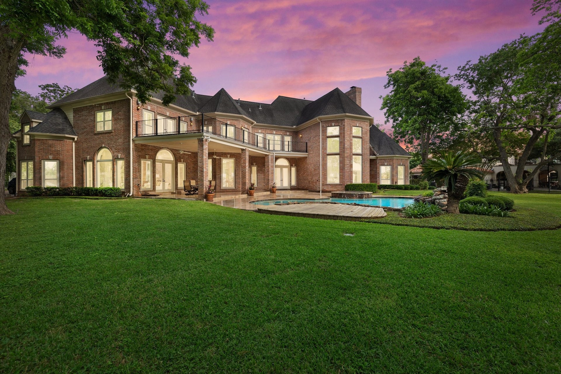 1217 N Horseshoe Drive, Sugar Land, TX 77478 Welcome home to this grande estate in Alkire Lake! Designed by renowned architect Robert Dame with the intention that every room would have a spectacular view! This remarkable home sits on 200' of waterfront footage so the views are truly breathtaking and unique to this property. Come see for yourself and fall in love with the peace and serenity of 1217 N Horseshoe!