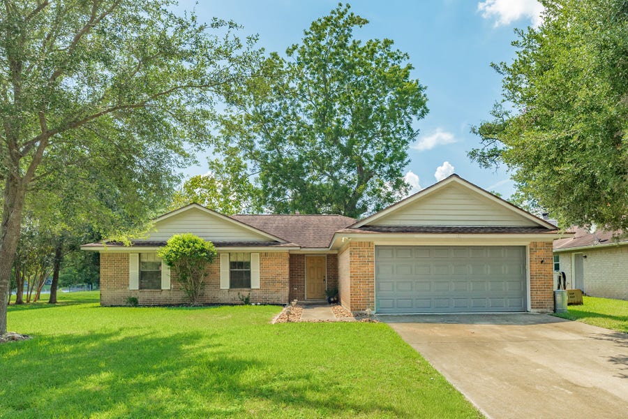 Property photo for 121 Bougainvillea Street, Lake Jackson, TX