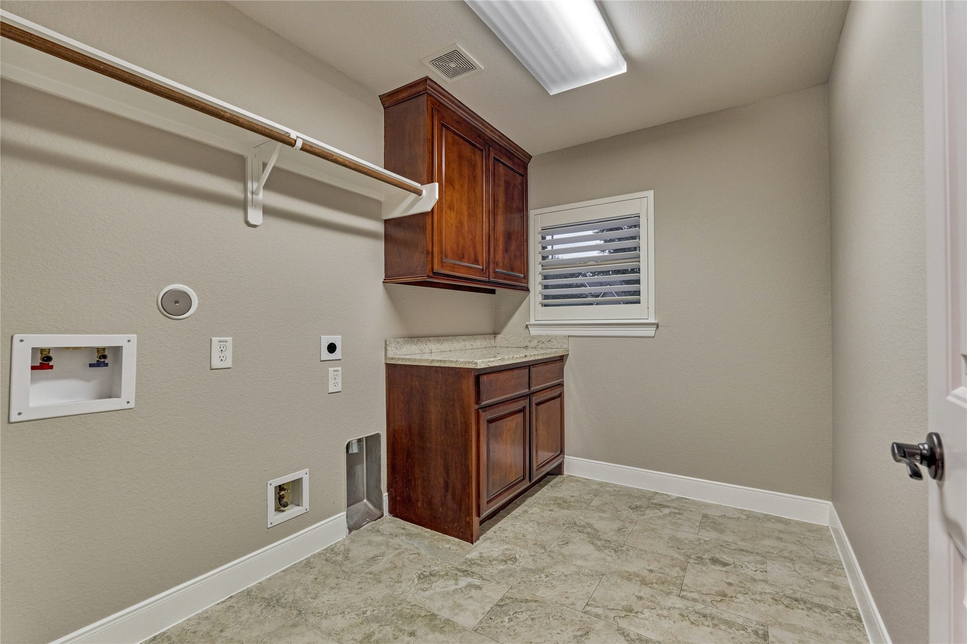 650 Edgewood Drive, Montgomery, TX 77356