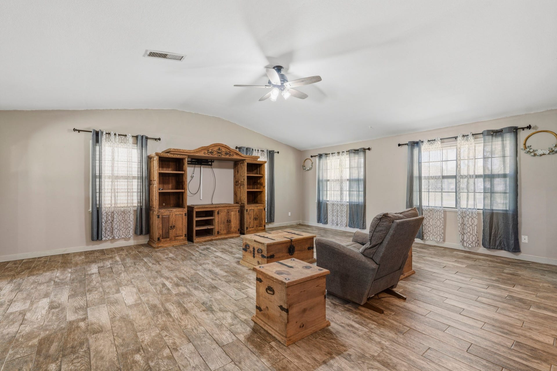 16101 Bluebird Street, Santa Fe, TX 77517 Living Room