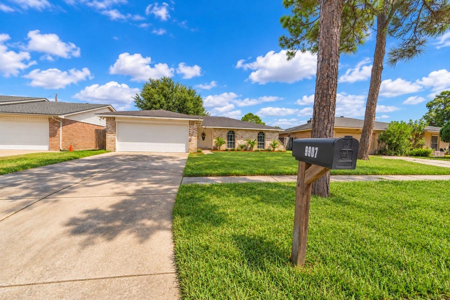 Property photo for 9907 Towne Brook Lane, Sugar Land, TX