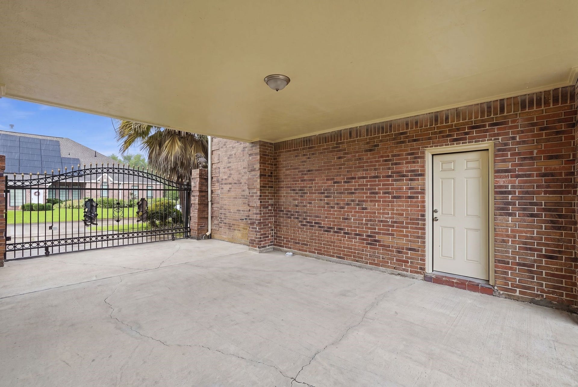Porte-cochre  leads to your 3-car garage! This is an entry into your utility room!
