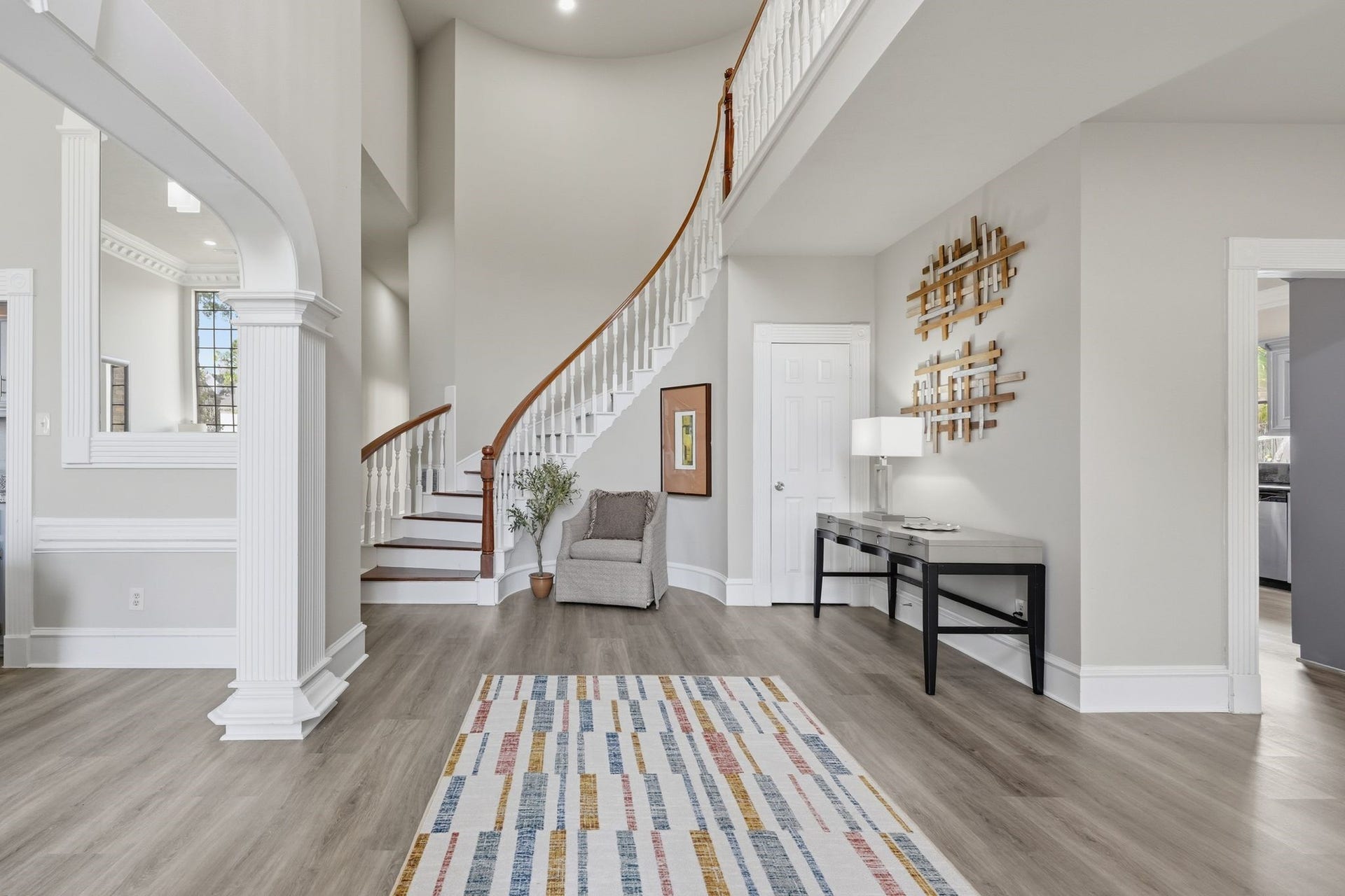 Stunning Entry with 18 ft ceilings!Stunning Entry with 18 ft ceilings!