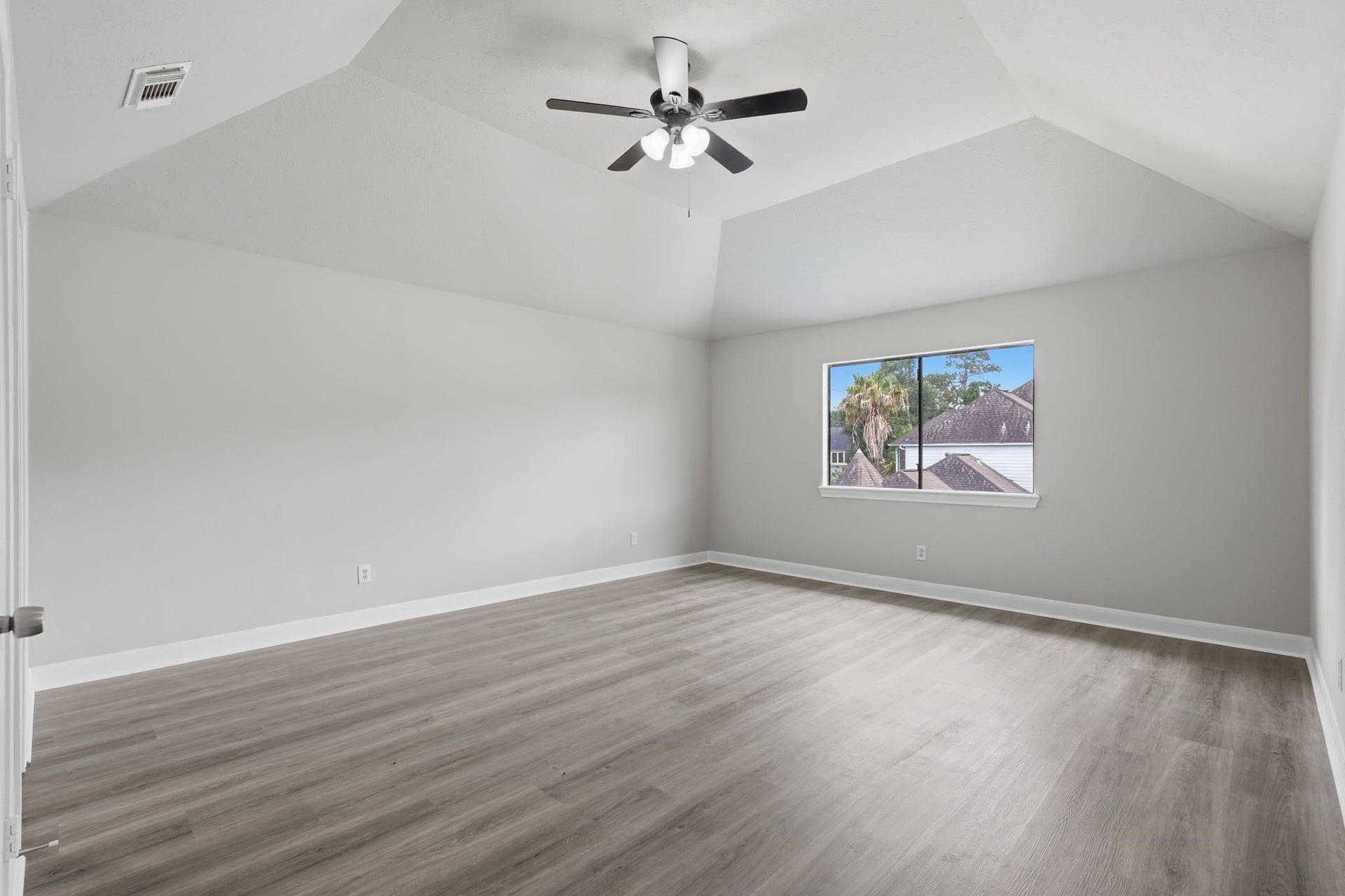 Bedroom 5, each bedroom has a ceiling fan and bathroom access!