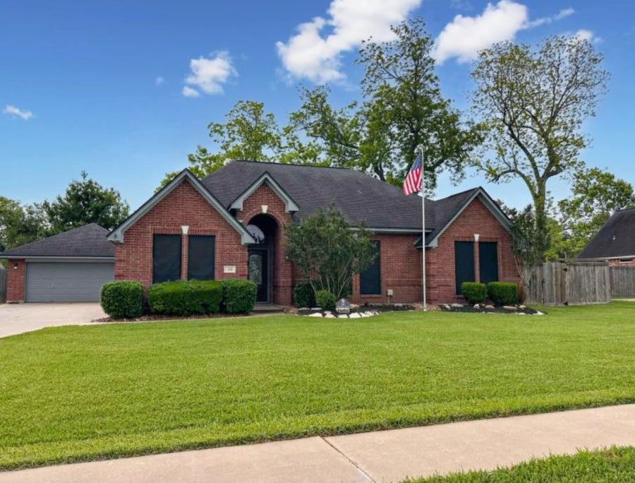 Property photo for 301 Williamsburg Avenue, Clute, TX