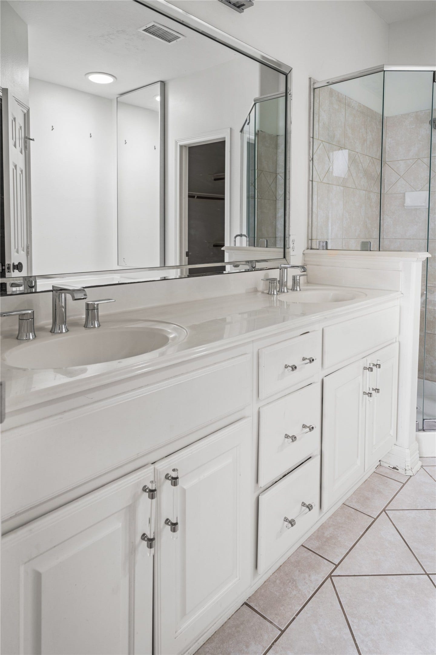 1739 French Village Drive, Houston, TX 77055 Primary bathroom.