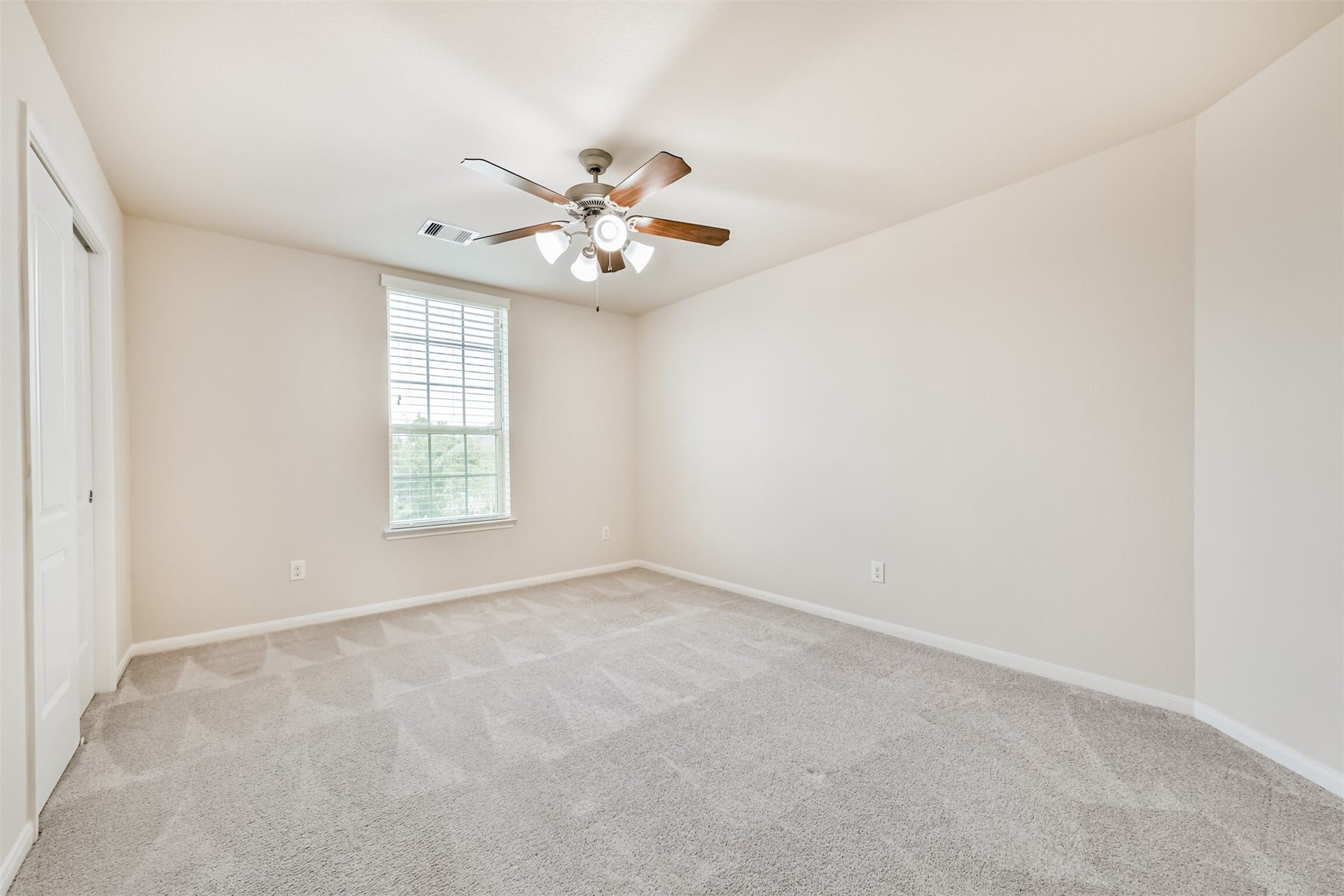 2811 Afton Drive, Pearland, TX 77581 Bedroom 3 - Bright and spacious upstairs bedroom, perfect for a cozy retreat.