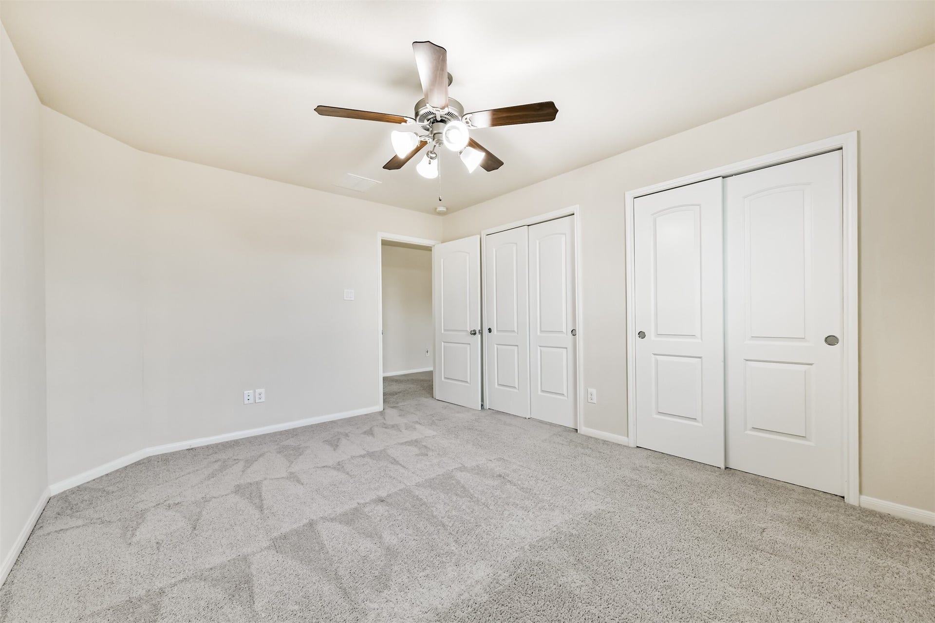 2811 Afton Drive, Pearland, TX 77581 Bedroom 3 - Cozy upstairs bedroom with ample closet space and natural light.