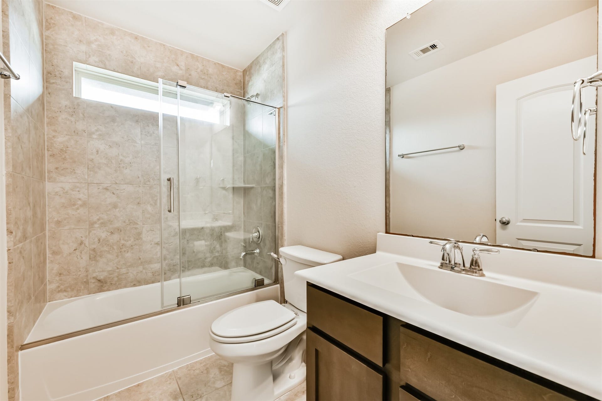 2811 Afton Drive, Pearland, TX 77581 Spacious full bath conveniently located upstairs.