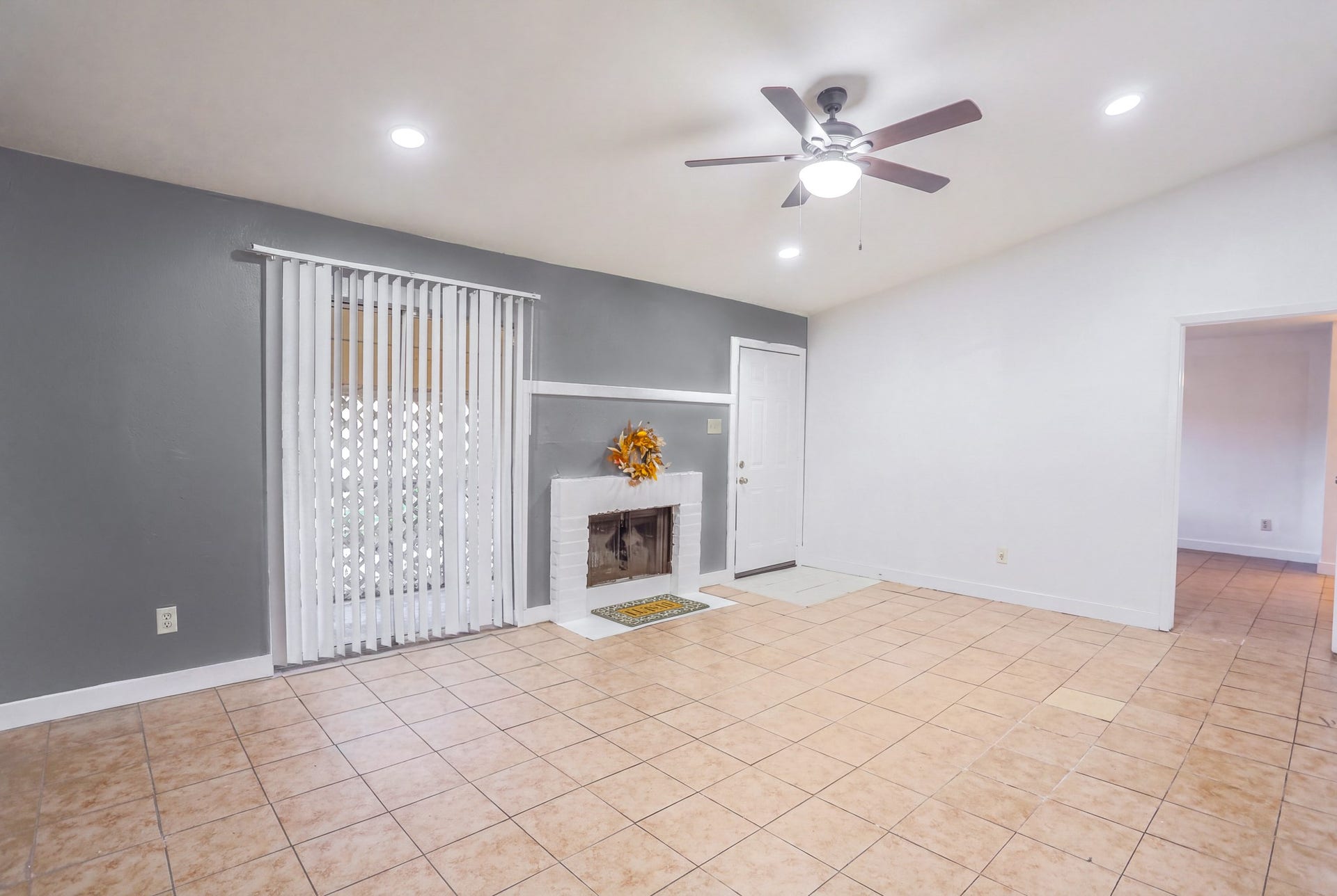 12627 Ashford Meadow Drive, #2, Houston, TX 77082 Well illuminated living room
