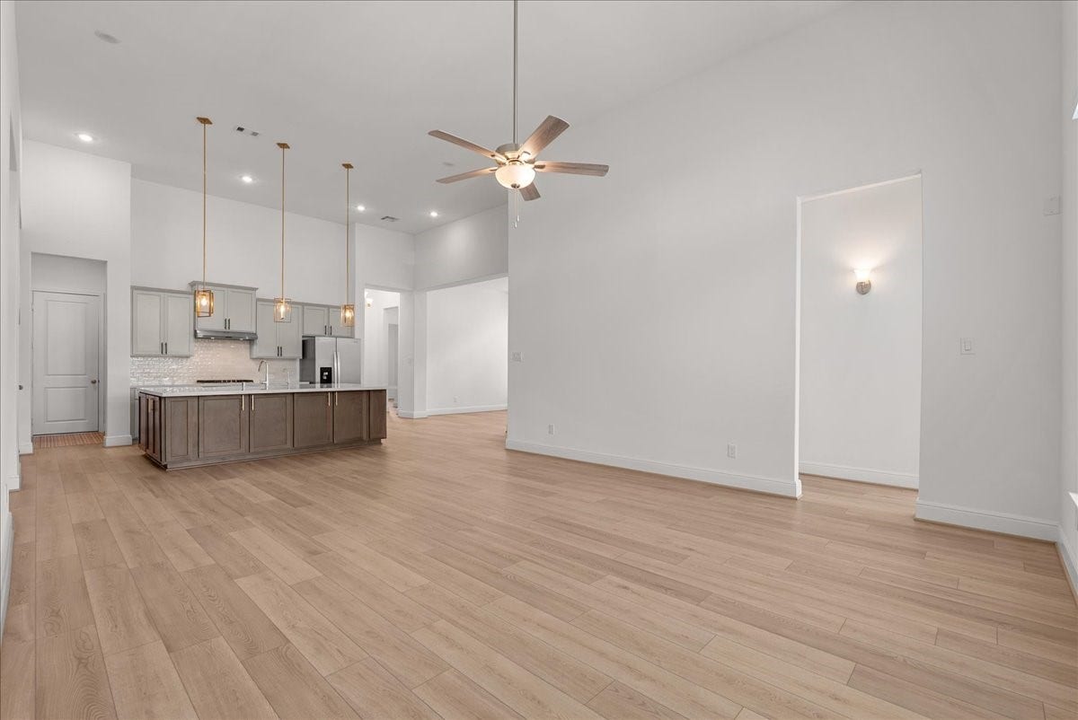 4816 Blue Pearl Lane, League City, TX 77573 Living room open to the kitchen