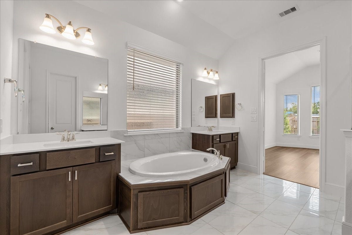 4816 Blue Pearl Lane, League City, TX 77573 he secluded primary retreat boasts a spa-inspired en-suite bath with dual vanities, soaking tub, walk-in shower, and generous walk-in closet.