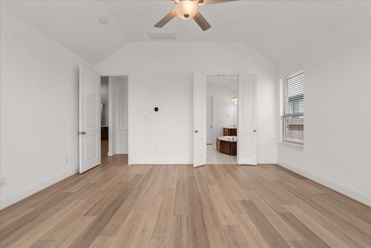 4816 Blue Pearl Lane, League City, TX 77573 he secluded primary retreat boasts a spa-inspired en-suite bath with dual vanities, soaking tub, walk-in shower, and generous walk-in closet.