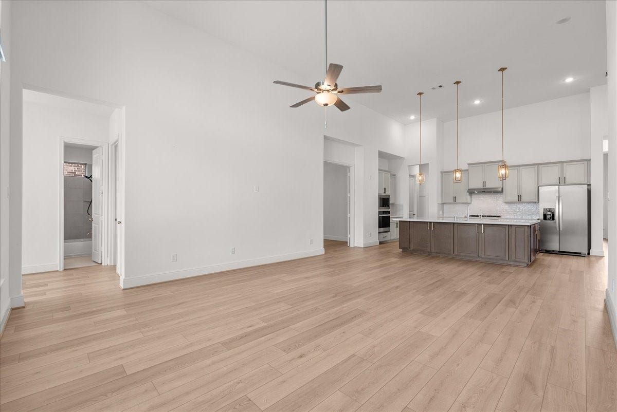 4816 Blue Pearl Lane, League City, TX 77573 Living room open to the kitchen
