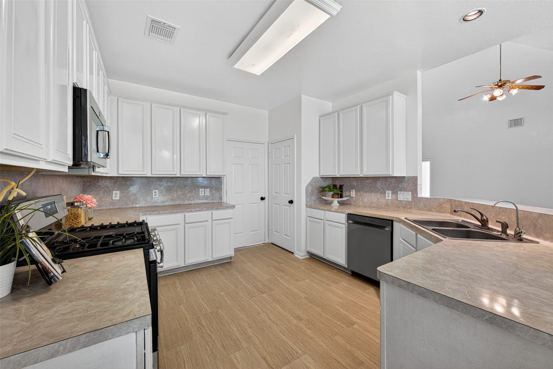 13910 Sunset View Drive, Houston, TX 77083 13910 Sunset View Drive, Houston, TX 77083
