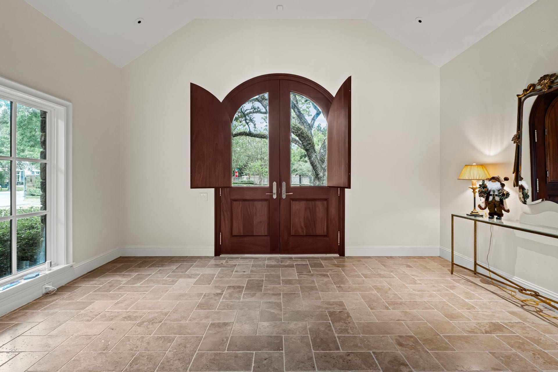 1 Gage Court, Houston, TX 77024 Double arched wood entry doors open to a gracious entry hall finished with chiseled-edge travertine flooring. The space introduces the homes traditional architecture and connects directly to the principal living areas.