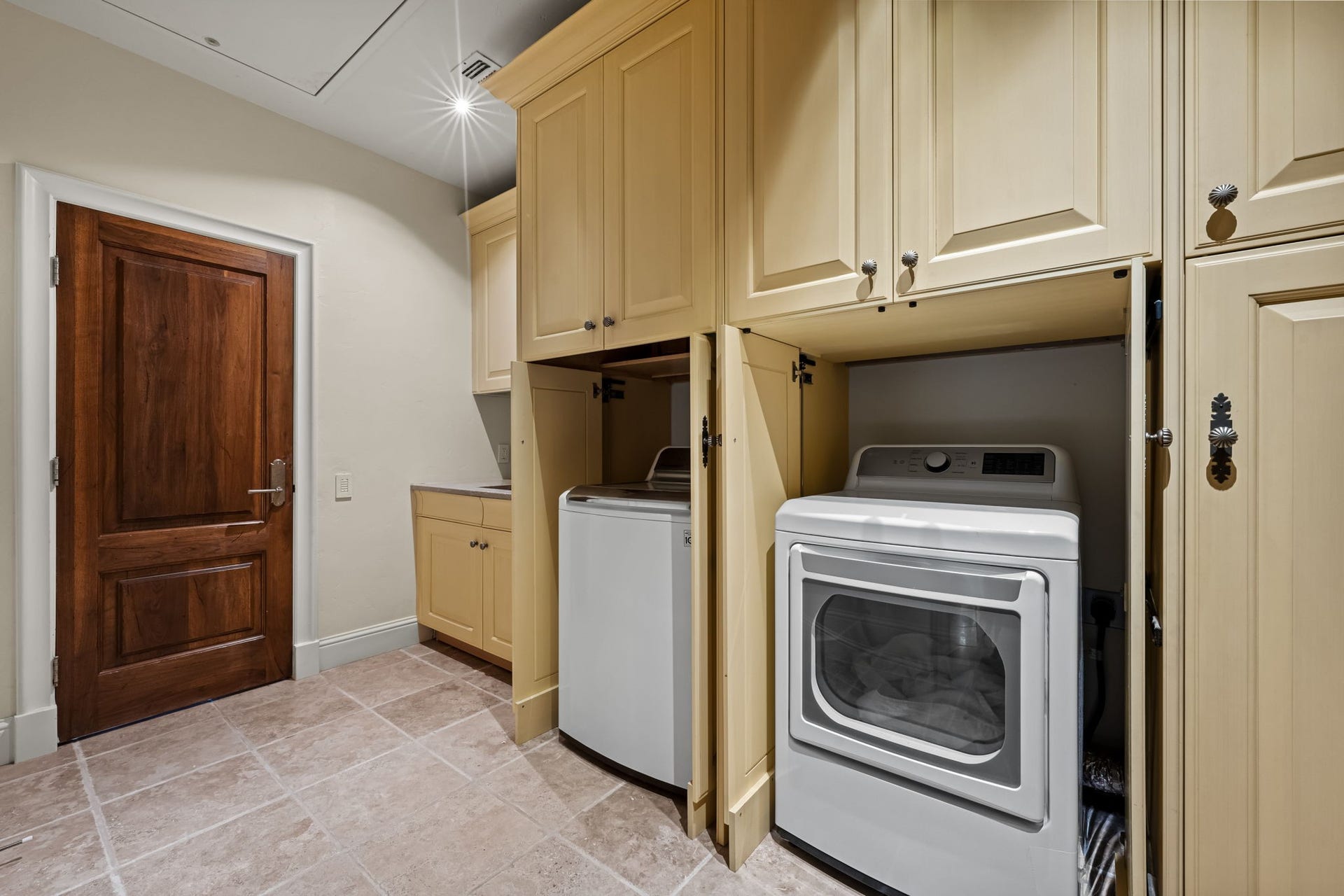 1 Gage Court, Houston, TX 77024 The utility room includes custom Wood-Mode cabinetry, concealed laundry appliances and generous workspace. Its location connects conveniently to the primary suite as well as other areas of the home for easy everyday access.