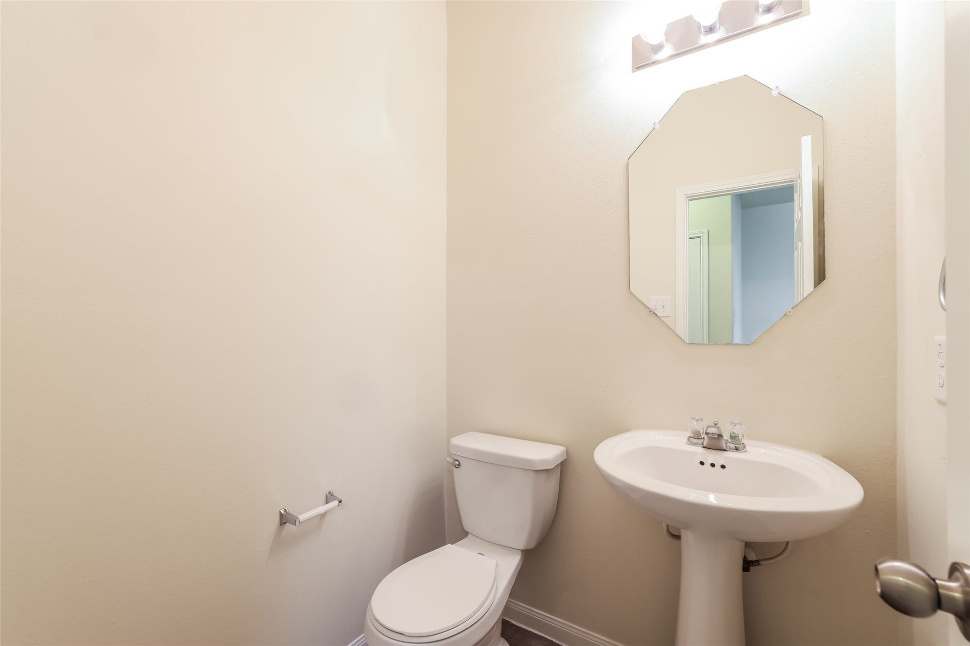 9603 Fabia Court, Houston, TX 77044 Photos may be representative of the floor plan and not the exact home. Finishes, layout, and features of the actual property for lease may vary.