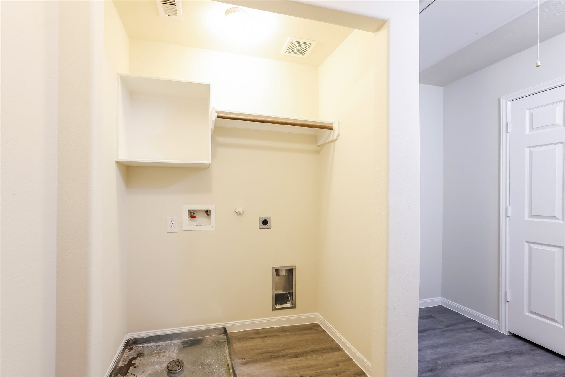 9603 Fabia Court, Houston, TX 77044 Photos may be representative of the floor plan and not the exact home. Finishes, layout, and features of the actual property for lease may vary.