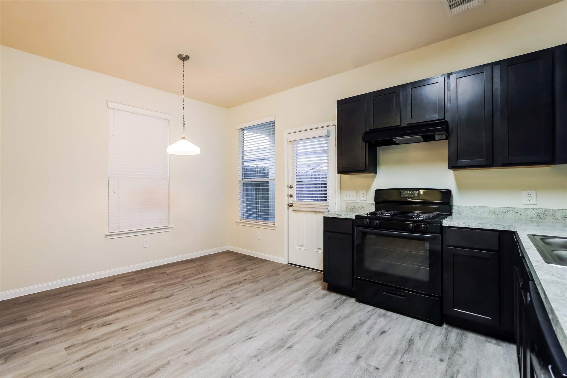 9603 Fabia Court, Houston, TX 77044 Photos may be representative of the floor plan and not the exact home. Finishes, layout, and features of the actual property for lease may vary.