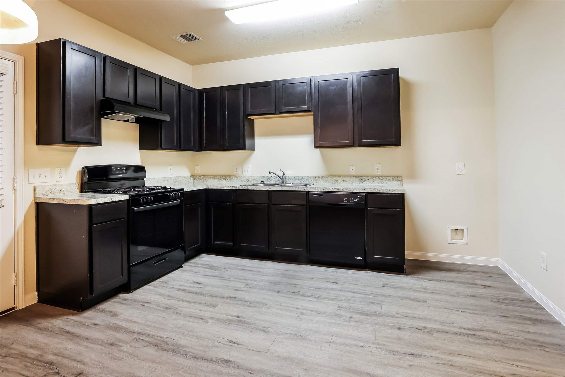 9603 Fabia Court, Houston, TX 77044 Photos may be representative of the floor plan and not the exact home. Finishes, layout, and features of the actual property for lease may vary.