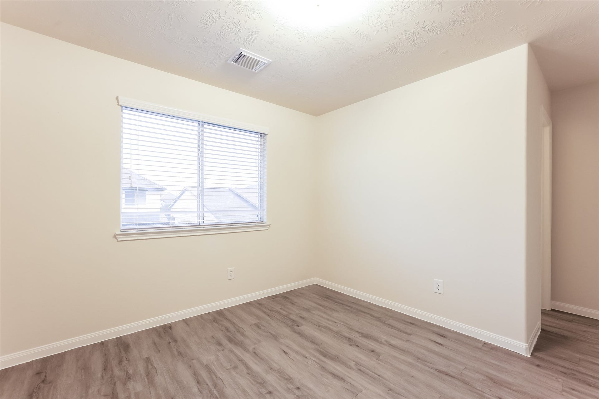 9603 Fabia Court, Houston, TX 77044 Photos may be representative of the floor plan and not the exact home. Finishes, layout, and features of the actual property for lease may vary.