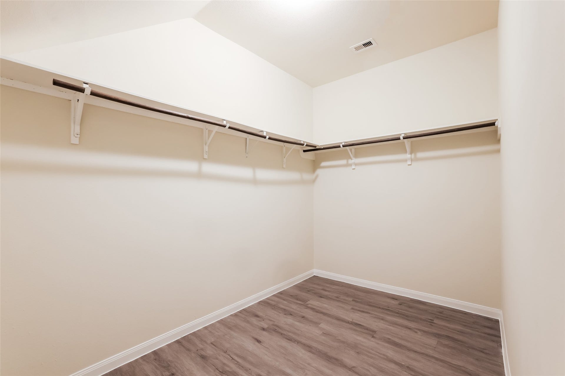 9603 Fabia Court, Houston, TX 77044 Photos may be representative of the floor plan and not the exact home. Finishes, layout, and features of the actual property for lease may vary.