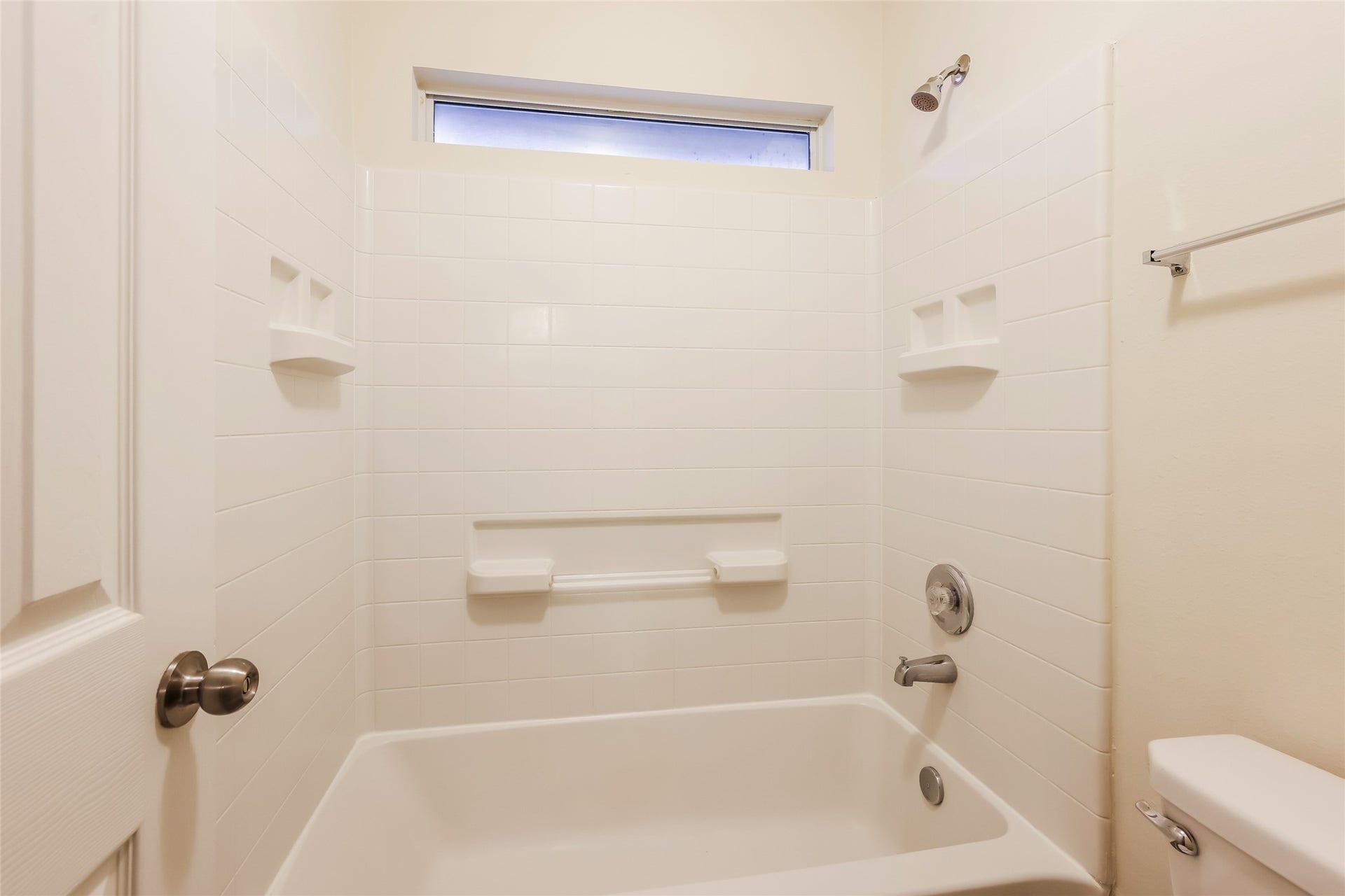 9603 Fabia Court, Houston, TX 77044 Photos may be representative of the floor plan and not the exact home. Finishes, layout, and features of the actual property for lease may vary.