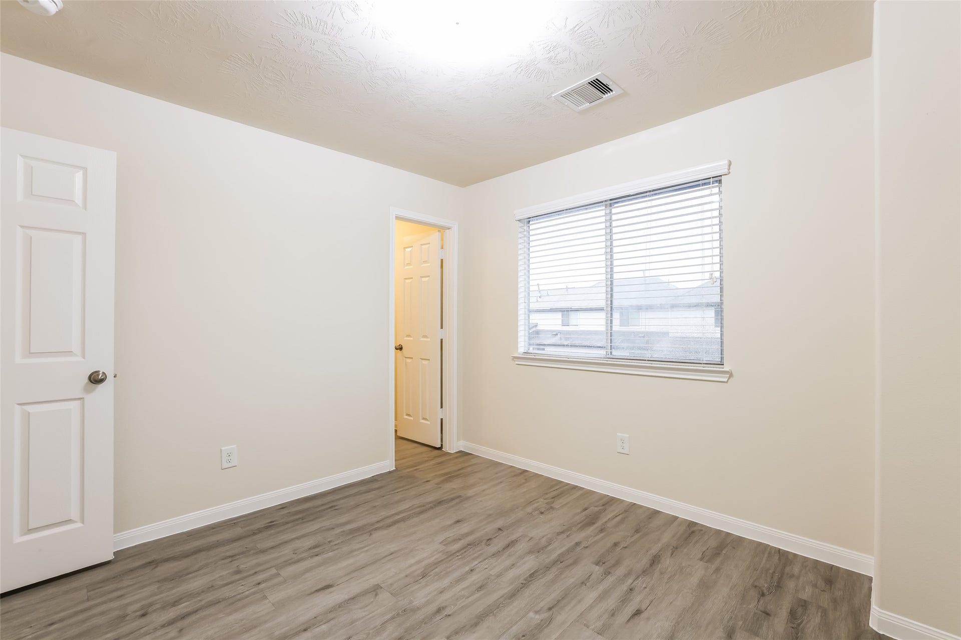 9603 Fabia Court, Houston, TX 77044 Photos may be representative of the floor plan and not the exact home. Finishes, layout, and features of the actual property for lease may vary.