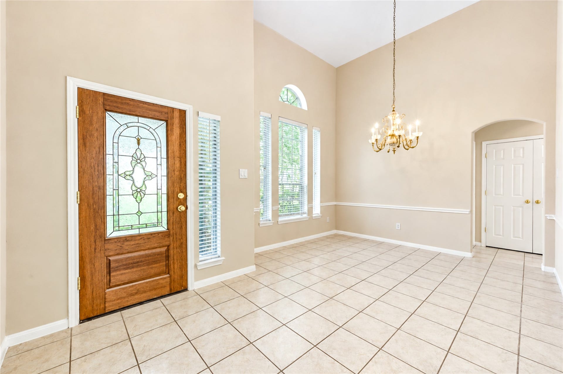 3835 Heritage Colony Drive, Missouri City, TX 77459 Foyer w/ high ceilings and formal dining
