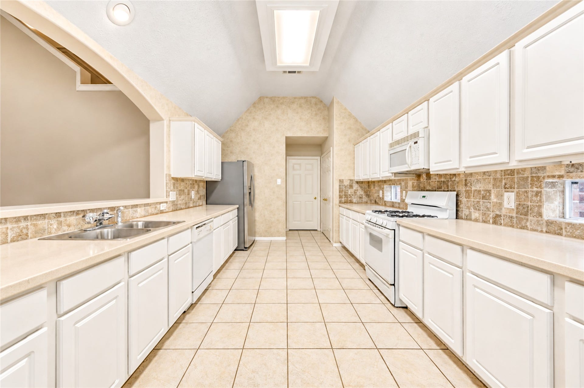 3835 Heritage Colony Drive, Missouri City, TX 77459 Kitchen w stone backsplash and gas range. Refrigerator stays