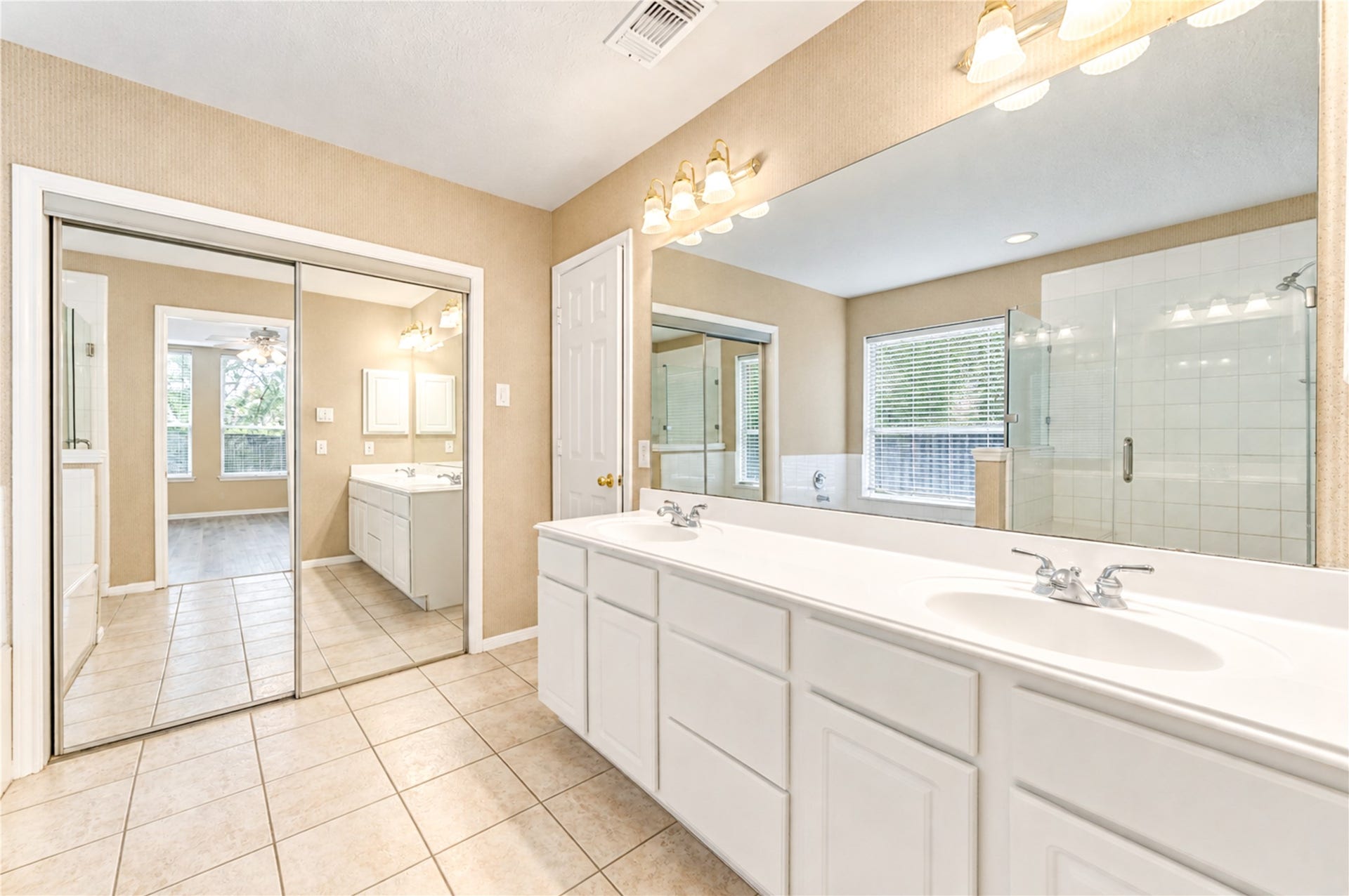 3835 Heritage Colony Drive, Missouri City, TX 77459 Primary bath with dual sinks