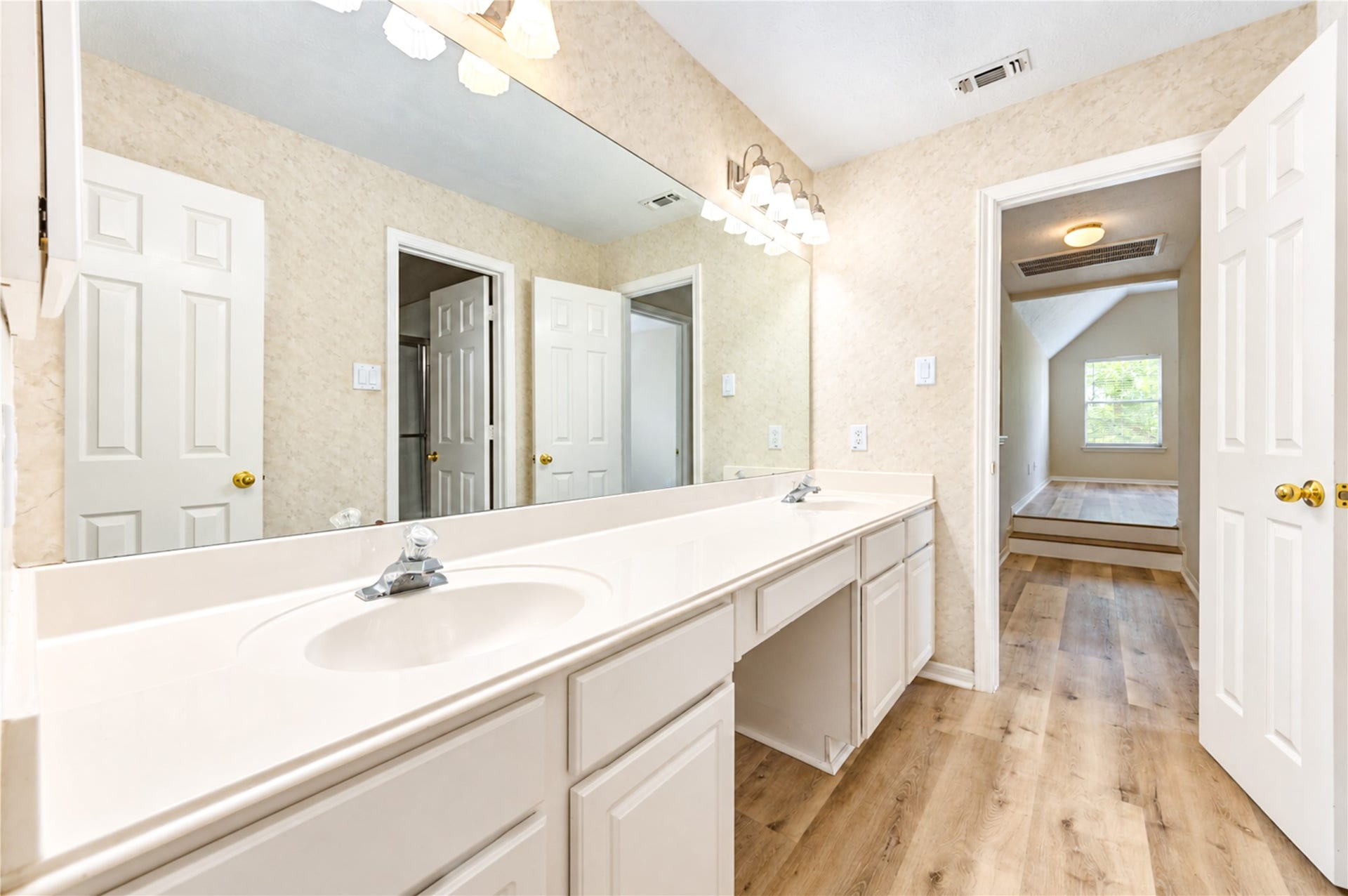 3835 Heritage Colony Drive, Missouri City, TX 77459 Full bath upstairs with sual sinks