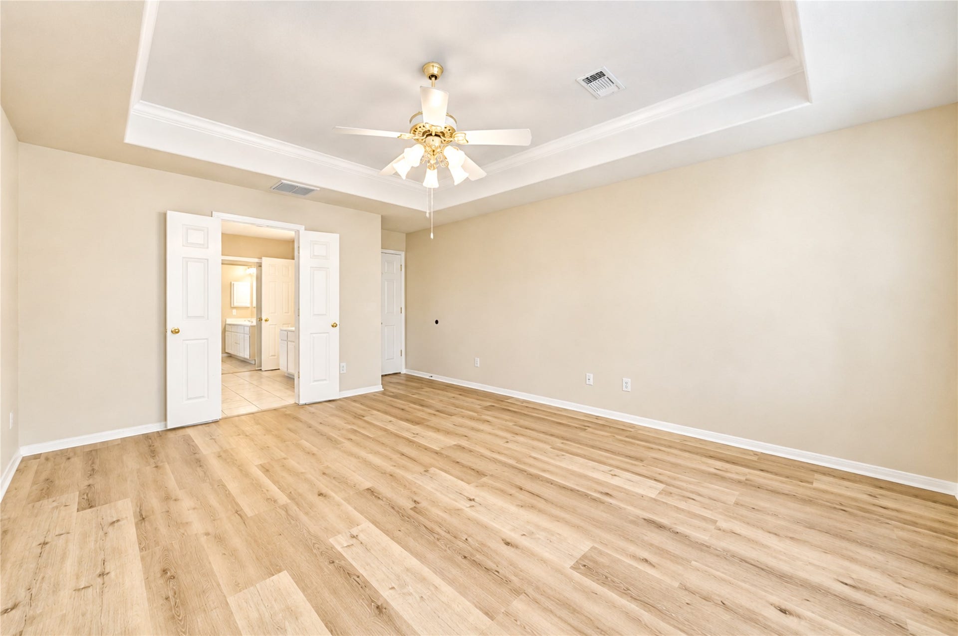 3835 Heritage Colony Drive, Missouri City, TX 77459 Primary bedroom w/ tray ceiling
