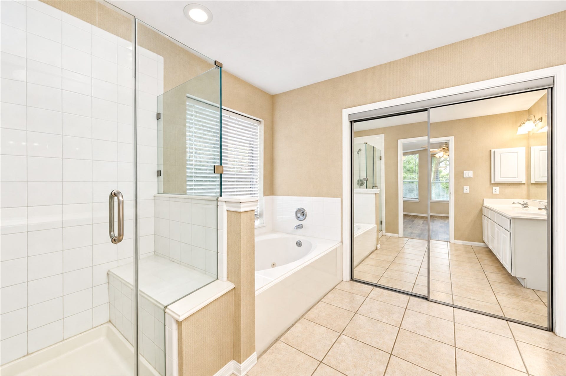 3835 Heritage Colony Drive, Missouri City, TX 77459 Separate shower, tub, and walk-in closet