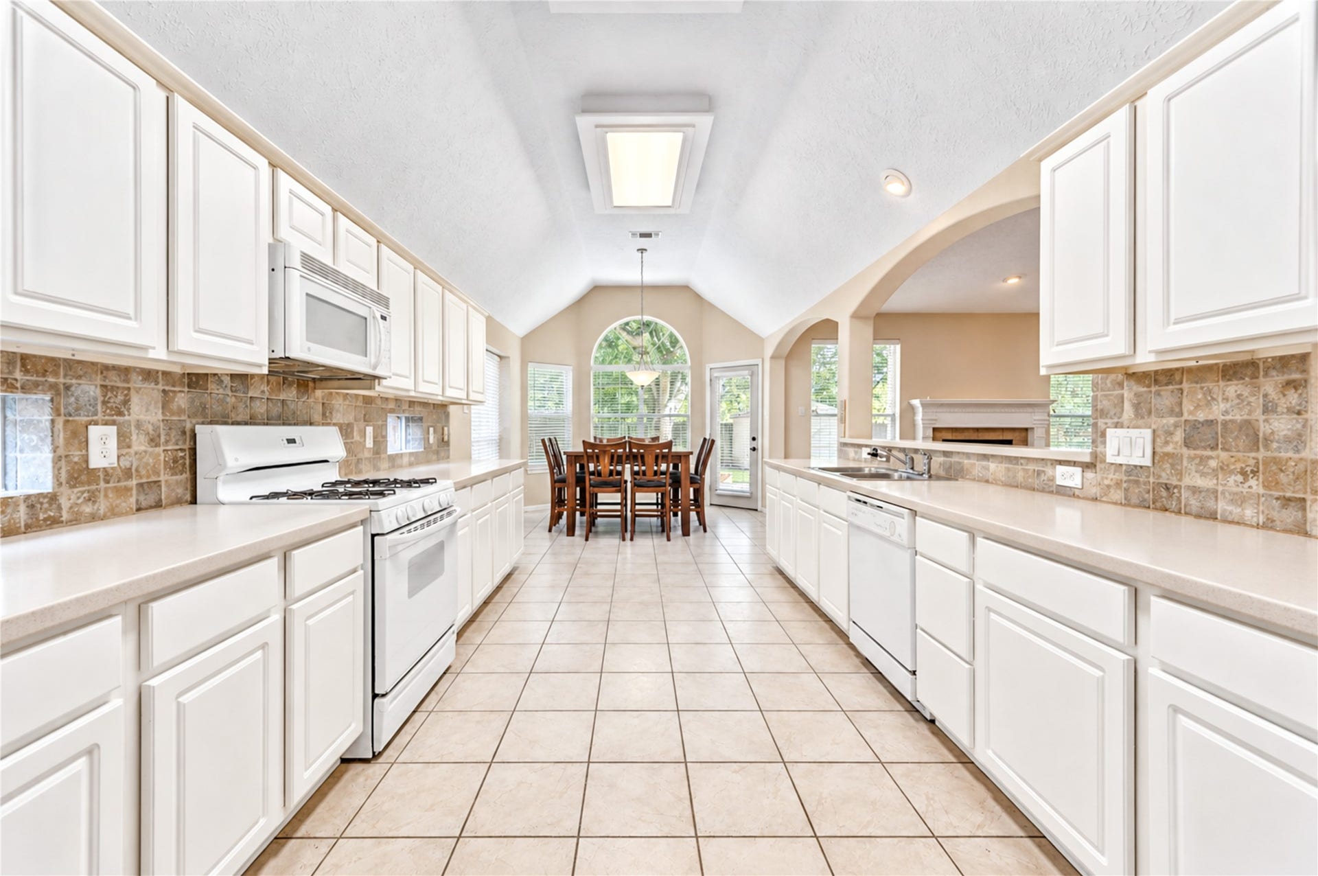 3835 Heritage Colony Drive, Missouri City, TX 77459 Kitchen w/ high ceilings and lots of natural light