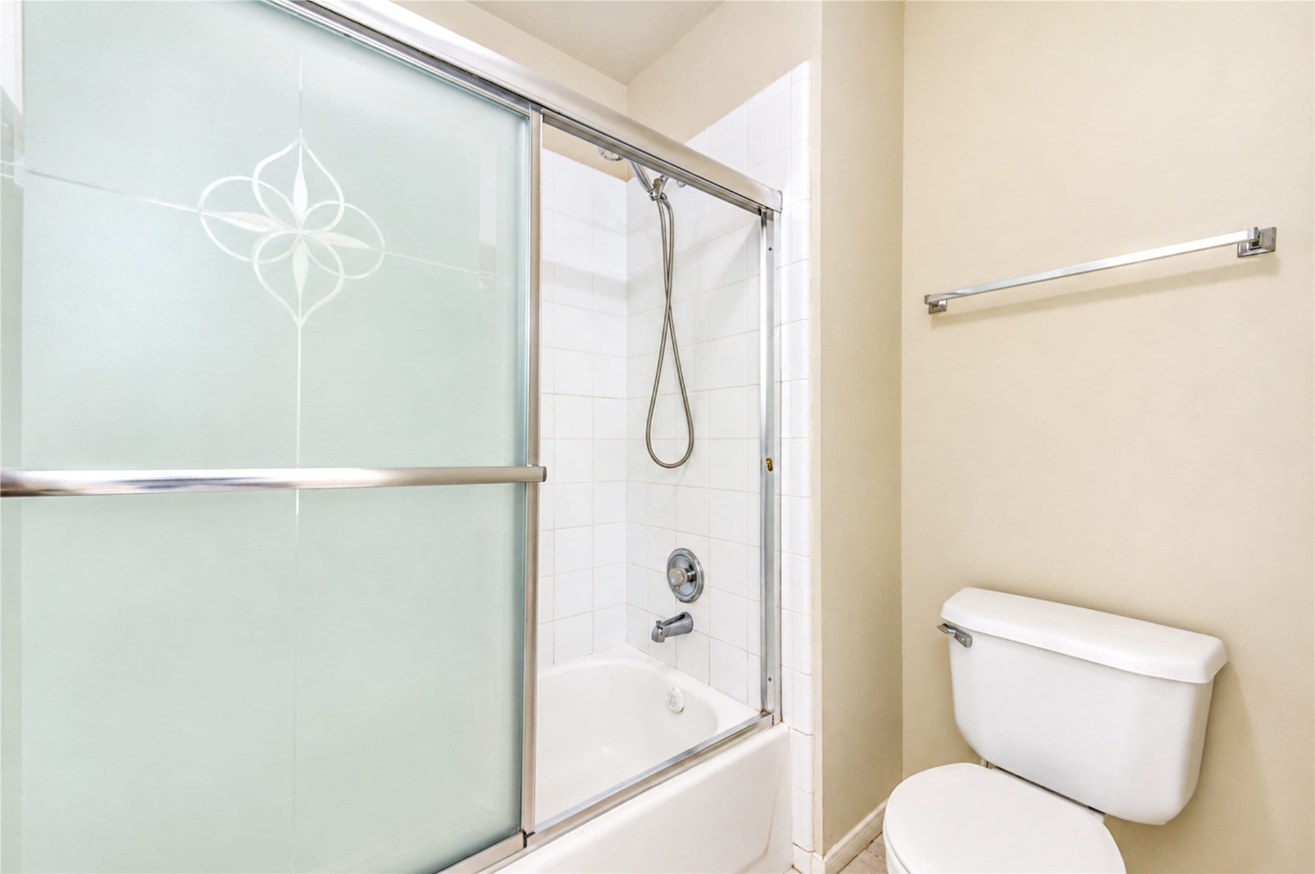 3835 Heritage Colony Drive, Missouri City, TX 77459 Upstairs bath with shower/tub combo