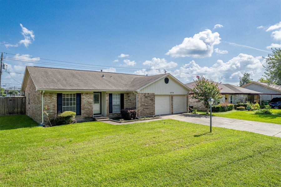 Property photo for 206 Kelly Lane, Baytown, TX
