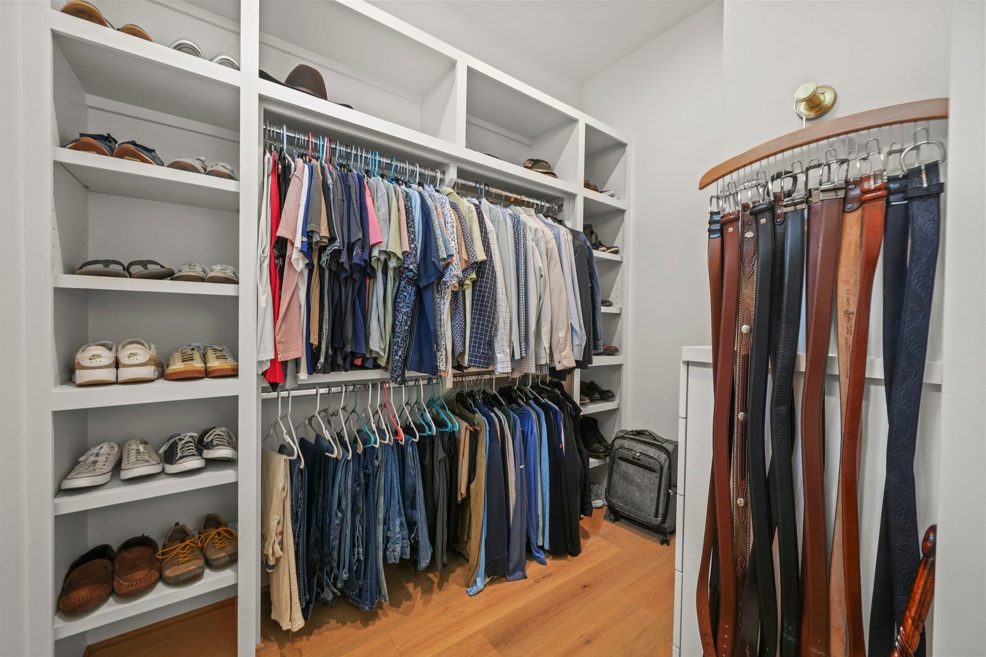 6425 Remlap Street, Houston, TX 77055 The other side of the very large primary closet with more built ins!