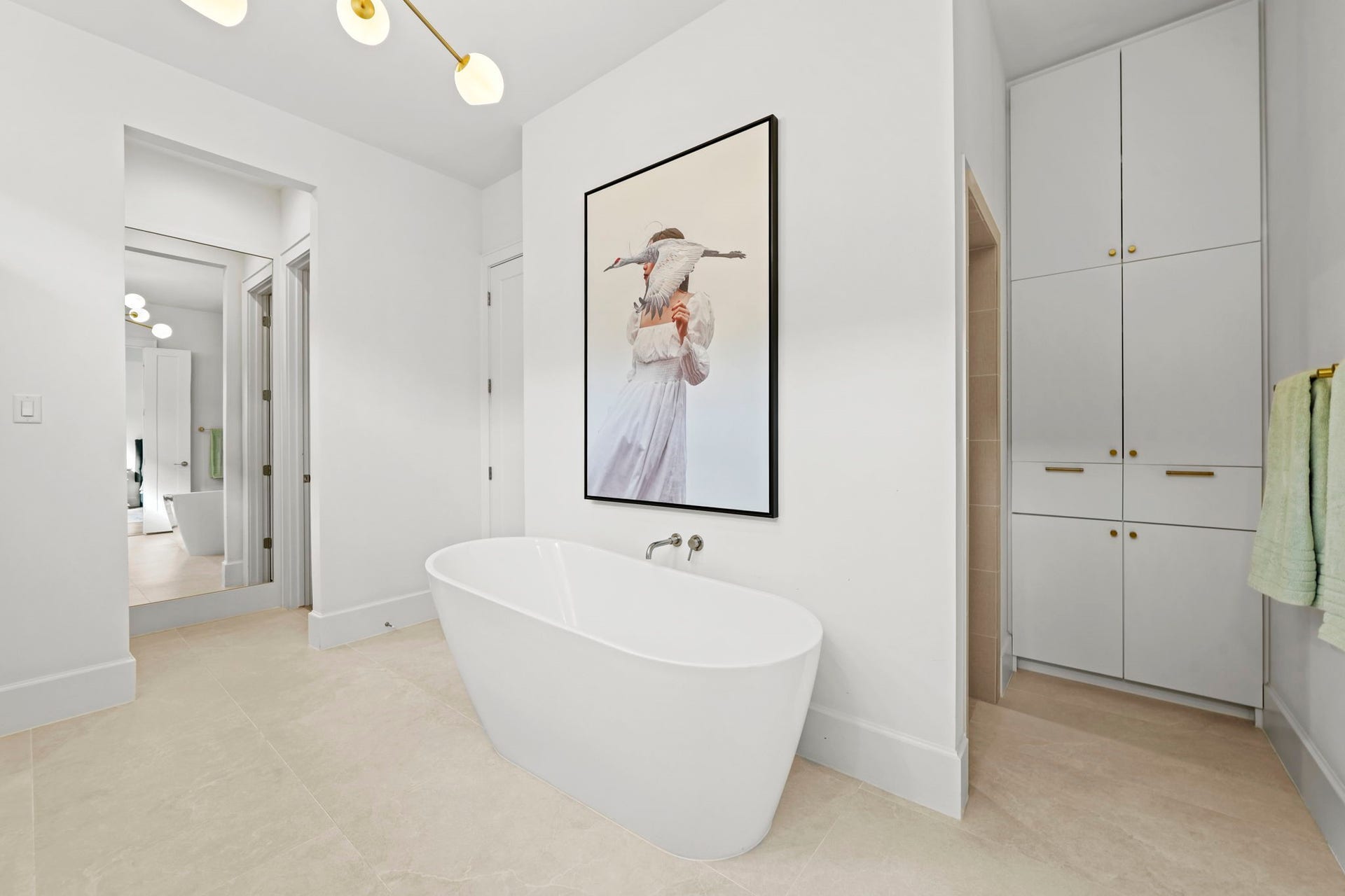 6425 Remlap Street, Houston, TX 77055 The gorgeous soaking tub in the primary bath!